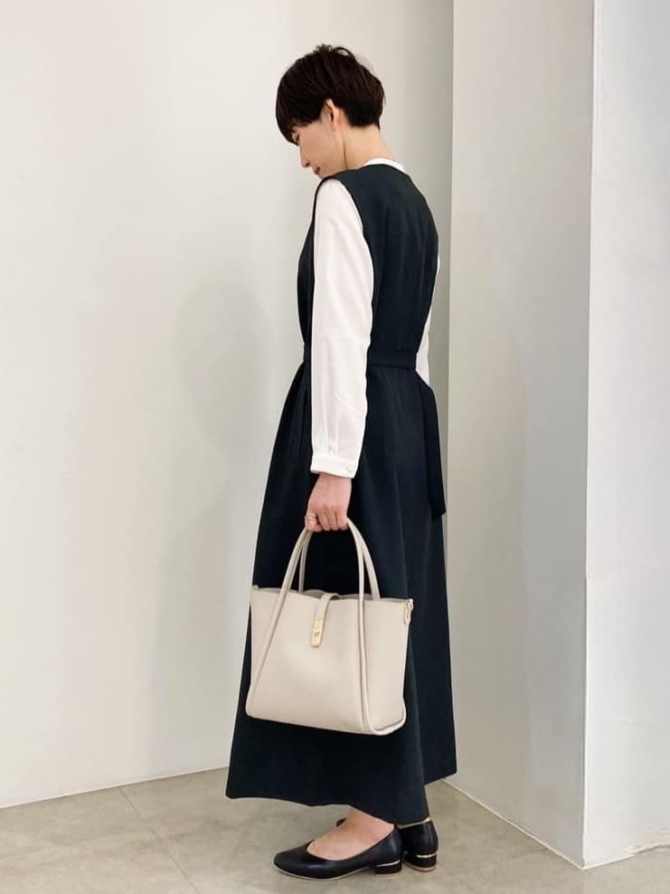 KUROさんの「grove｜【ふわっと心地よい足入れ】やわここち(R)Vカットパンプス」を使ったコーディネート