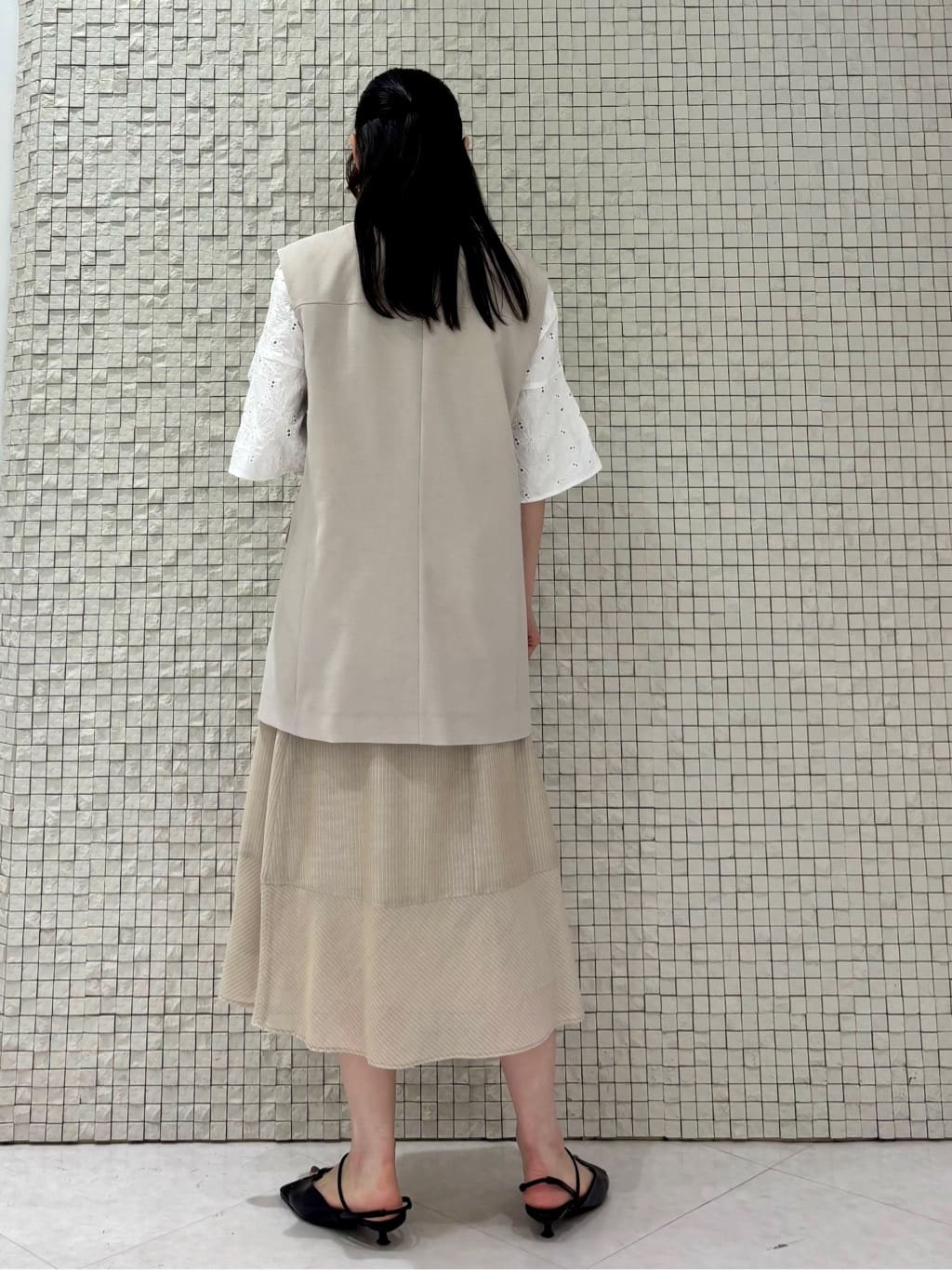 ibukiさんの「INDIVI｜◆【洗える】フラワーカット刺繍フレアスリーブブラウス」を使ったコーディネート