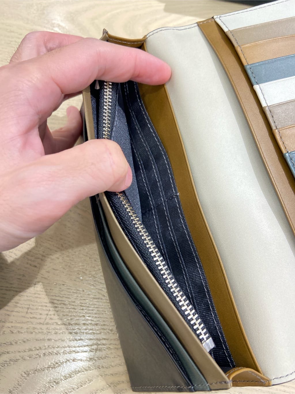 わいずみさんの「TAKEO KIKUCHI｜アンティーク調レザー 2つ折り長財布」を使ったコーディネート