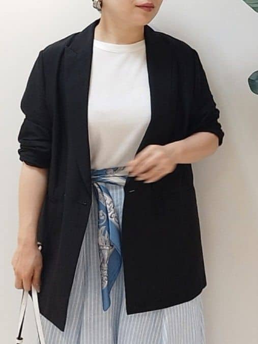 s u g iさんの「UNTITLED｜【手洗い／88cm正方形】エンブレムプリントスカーフ」を使ったコーディネート