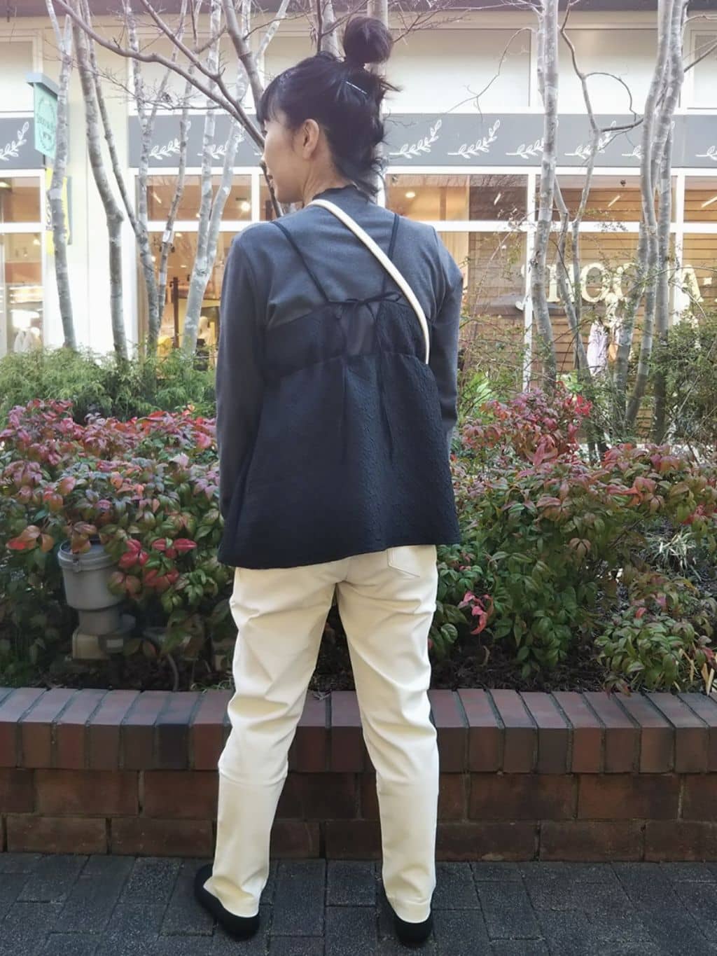 よっしーさんの「SHOO･LA･RUE｜【SS-3L/無理せずスリム】 ぐんぐん伸びる イージーテーパードパンツ」を使ったコーディネート