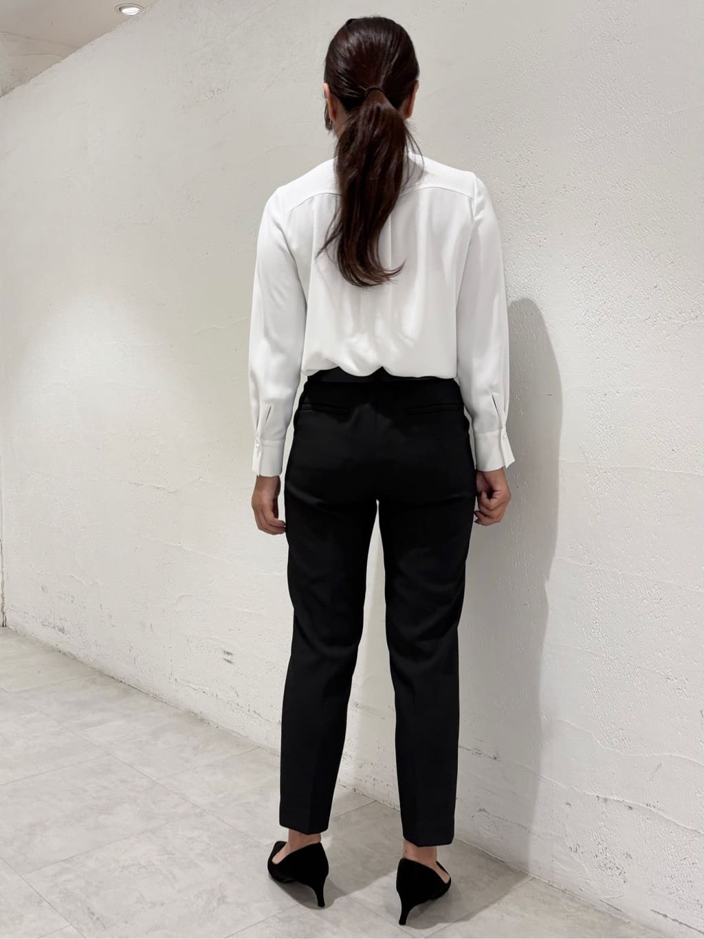 mikaさんの「UNTITLED｜【洗える通勤スーツ】レジェールギャバ ストレッチテーパードパンツ」を使ったコーディネート