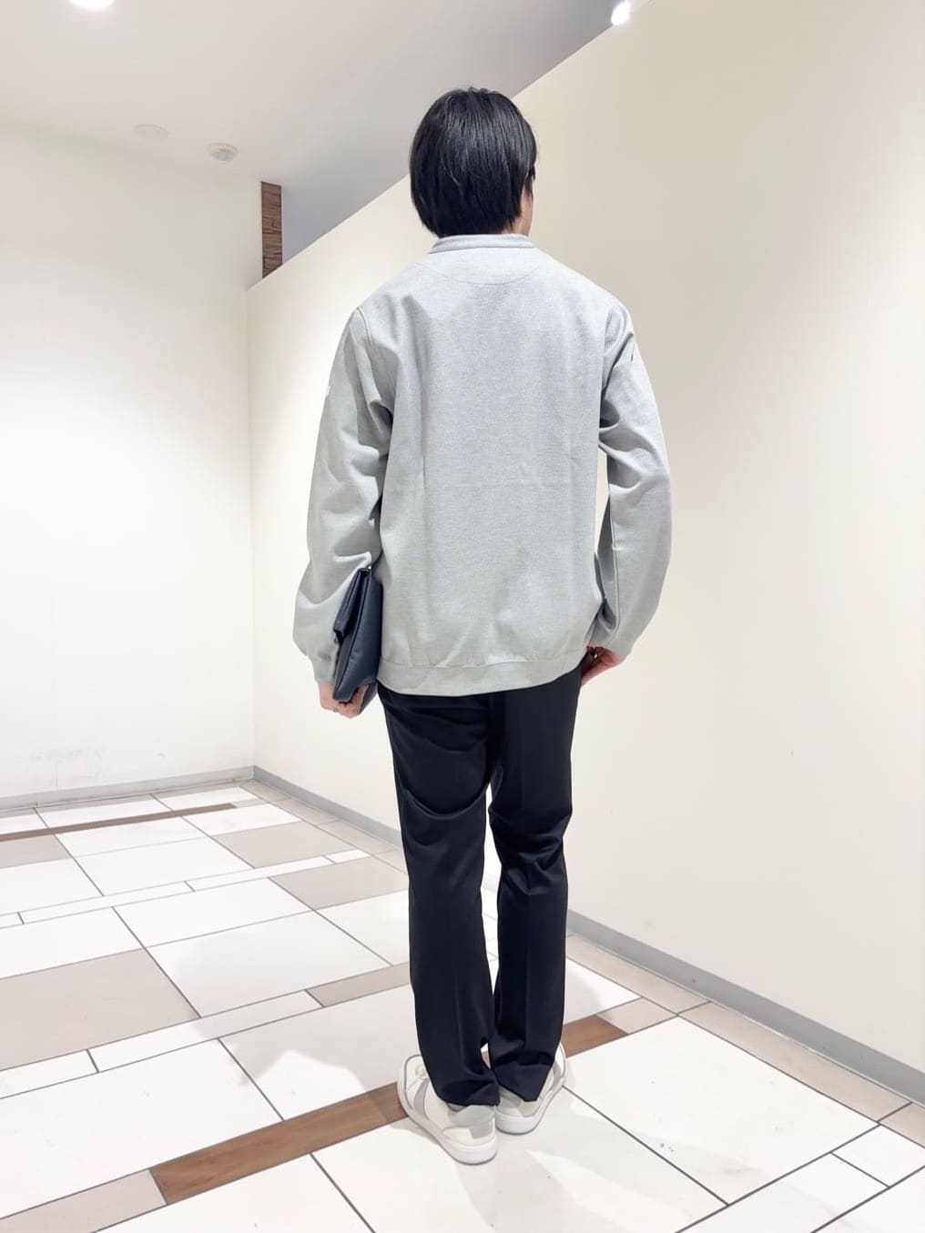 及川さんの「TAKEO KIKUCHI｜【ONOFF対応】TRダブルニット ストレッチパンツ」を使ったコーディネート