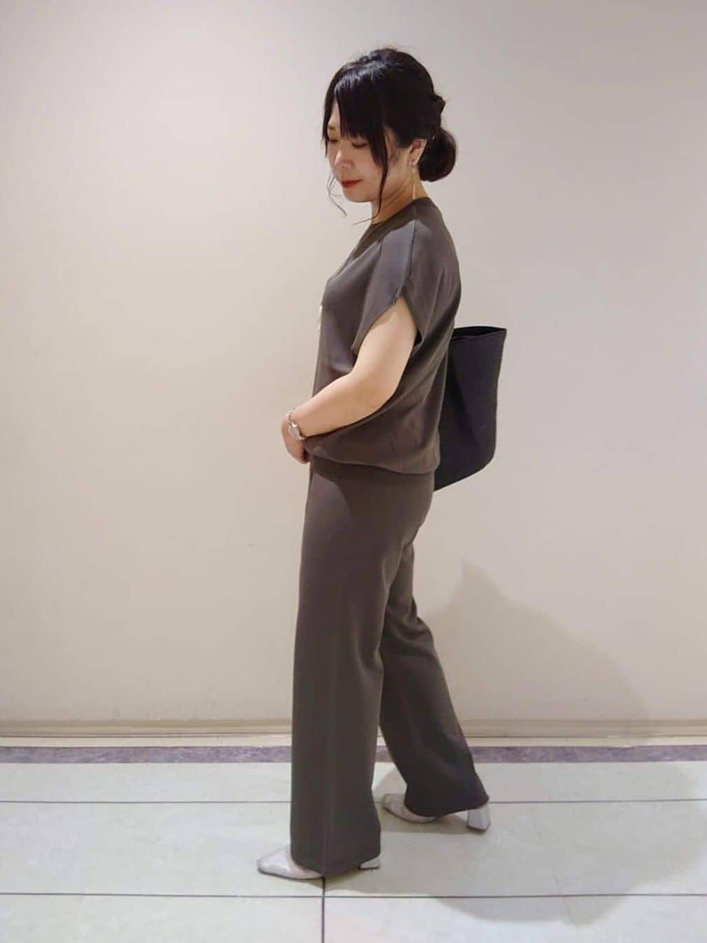 TOMOMIさんの「INDIVI｜【90cm四方】ボタニカル柄大判スカーフ」を使ったコーディネート