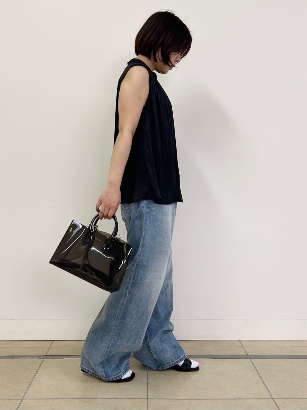 とりみさんの「DRESSTERIOR｜ヴィンテージ加工ワイドデニムパンツ」を使ったコーディネート