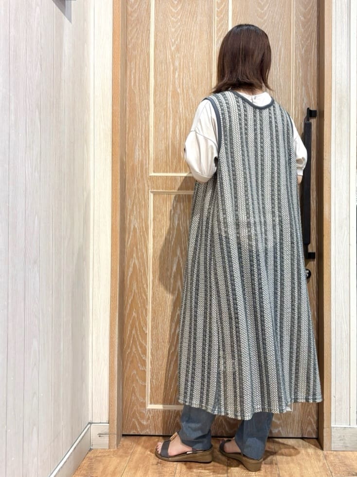 meiさんの「SHOO･LA･RUE｜【S-LL/ひんやり/UV】ぷっくりラメプリントロゴTシャツ」を使ったコーディネート