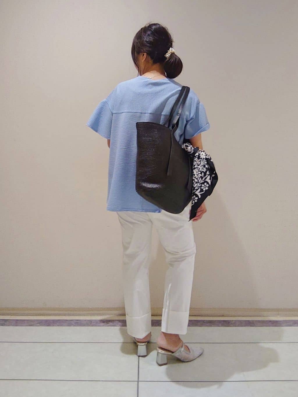 TOMOMIさんの「INDIVI｜【90cm四方】ボタニカル柄大判スカーフ」を使ったコーディネート