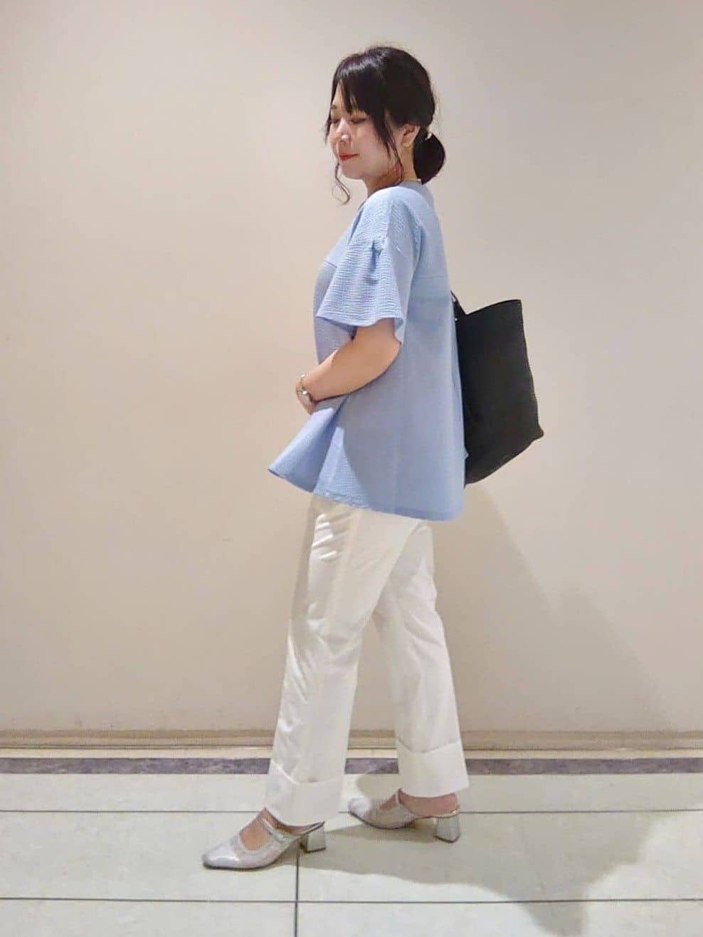 TOMOMIさんの「INDIVI｜【90cm四方】ボタニカル柄大判スカーフ」を使ったコーディネート