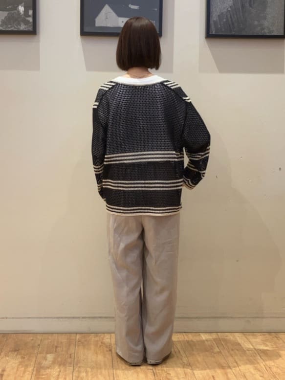 momoharuさんの「SHOO･LA･RUE｜◆レースのような編み柄が上品 Vネックカーディガン」を使ったコーディネート