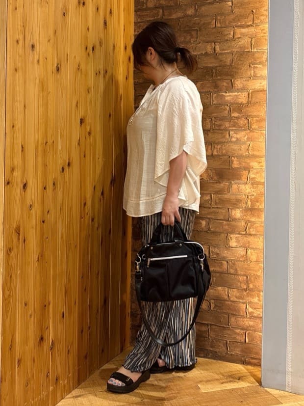 ゆかぴさんの「SHOO･LA･RUE｜◆【洗える/ひんやり】涼しく体型カバー お袖フレア ドレープブラウス」を使ったコーディネート