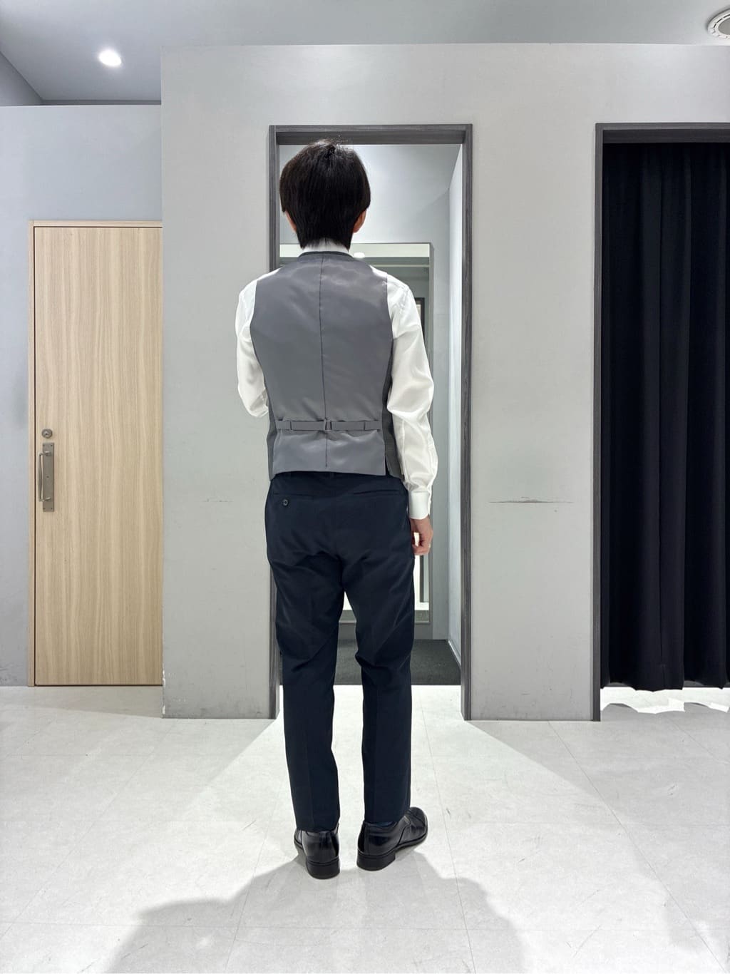 わいずみさんの「TAKEO KIKUCHI｜【Three by Three】シャイニーシャークピンヘッド ベスト / 3ピース対応」を使ったコーディネート