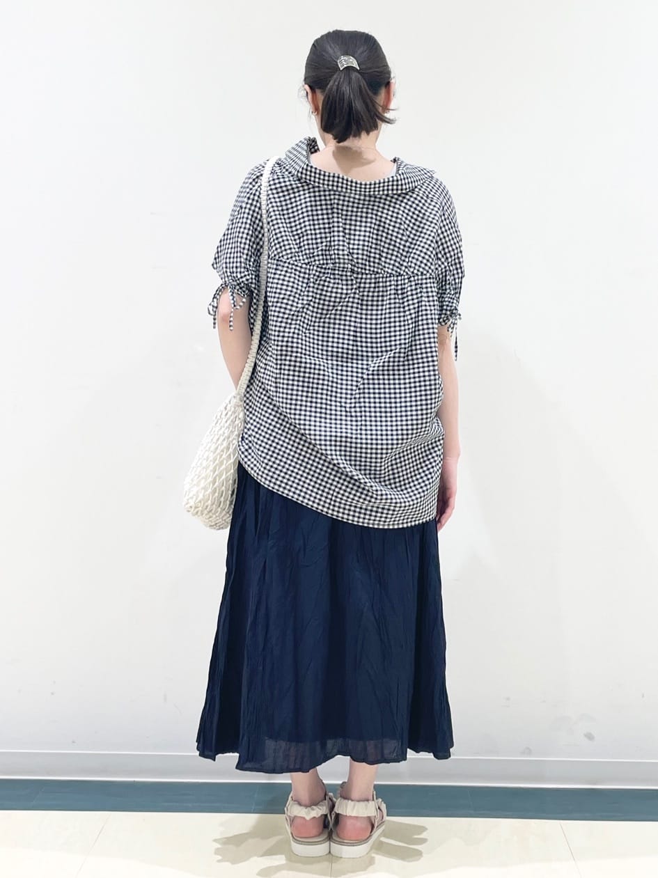 あんづさんの「SHOO･LA･RUE｜◆【S-LL/ひんやり】後ろ姿も抜かりなく インせず着られる バックギャザーシャツ」を使ったコーディネート
