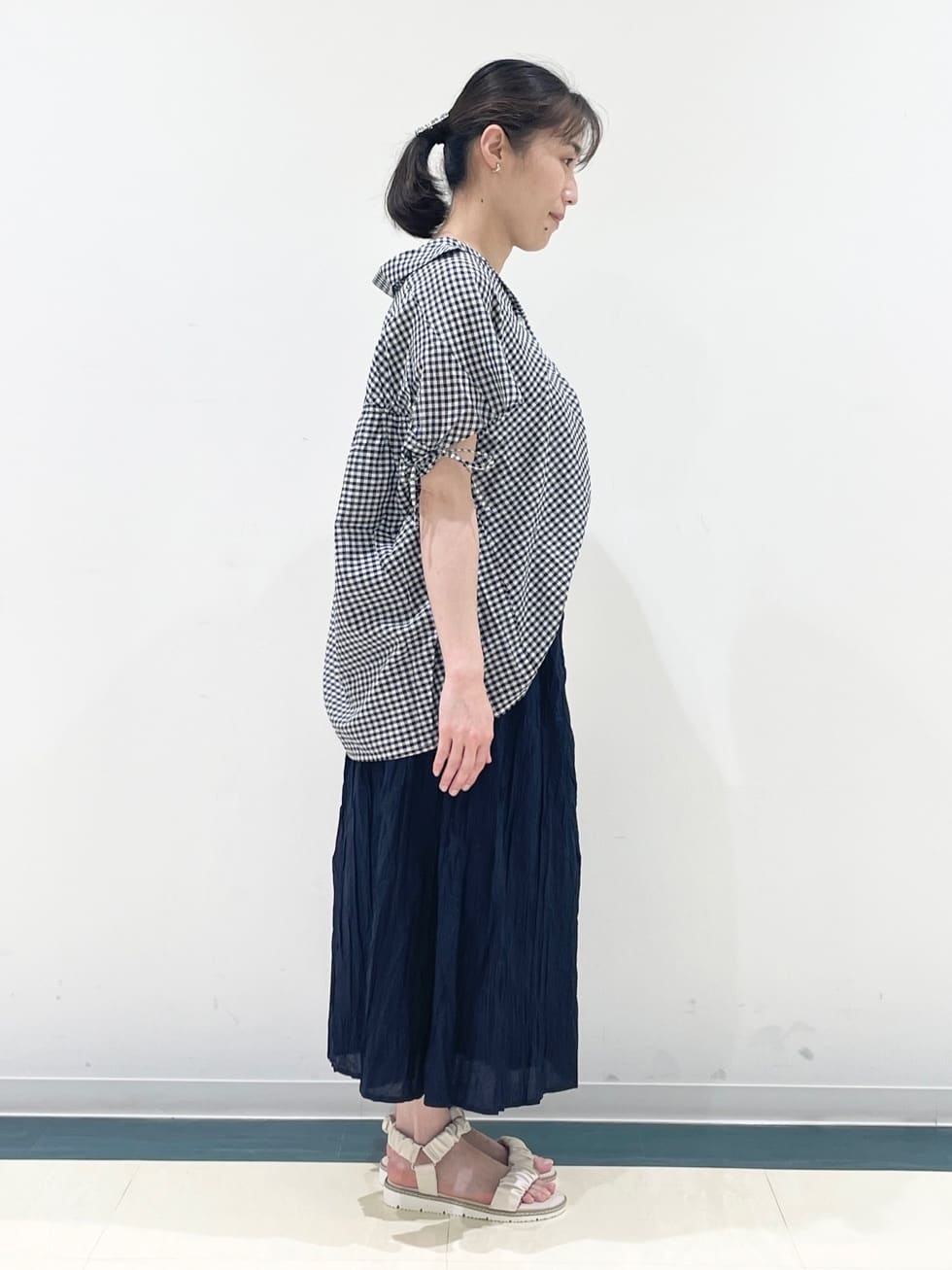 あんづさんの「SHOO･LA･RUE｜◆【S-LL/ひんやり】後ろ姿も抜かりなく インせず着られる バックギャザーシャツ」を使ったコーディネート