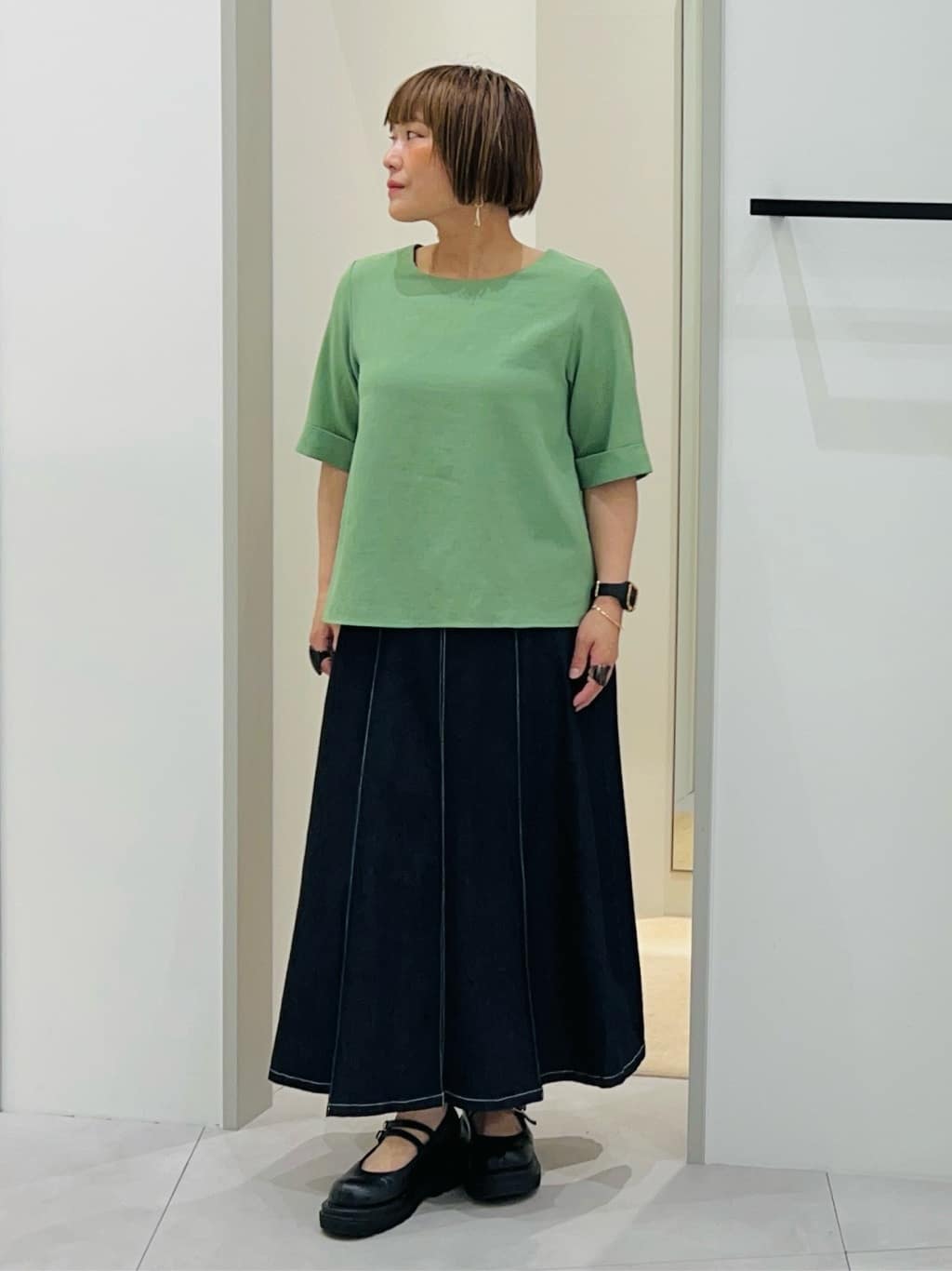 タナさんの「THE SHOP TK｜シーズンレスで使える デニムタックスカート/洗える」を使ったコーディネート