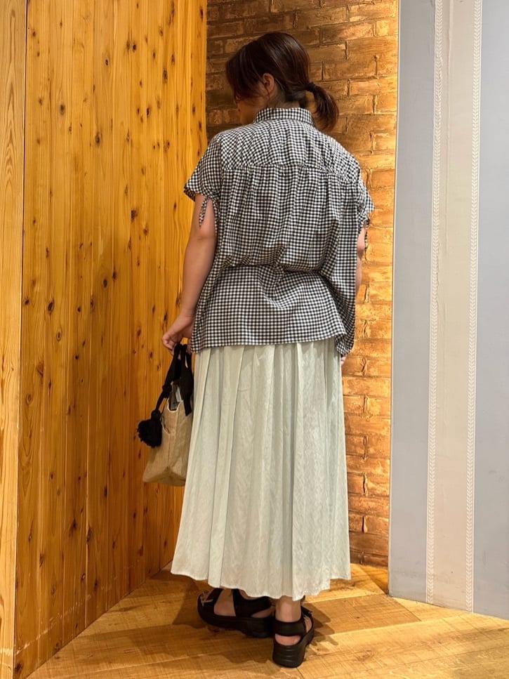 ゆかぴさんの「SHOO･LA･RUE｜◆【S-LL/ひんやり】後ろ姿も抜かりなく インせず着られる バックギャザーシャツ」を使ったコーディネート