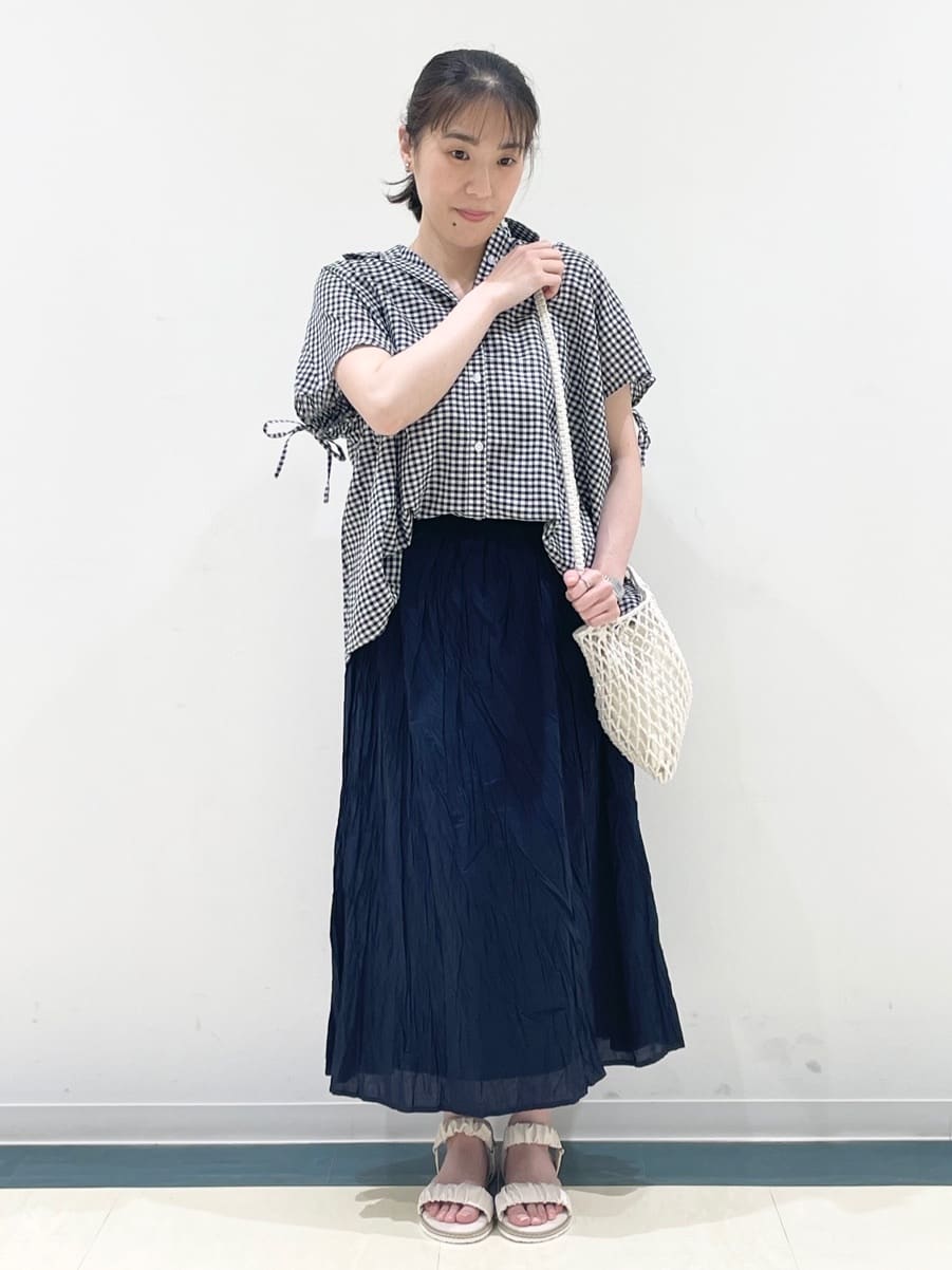あんづさんの「SHOO･LA･RUE｜◆【S-LL/ひんやり】後ろ姿も抜かりなく インせず着られる バックギャザーシャツ」を使ったコーディネート