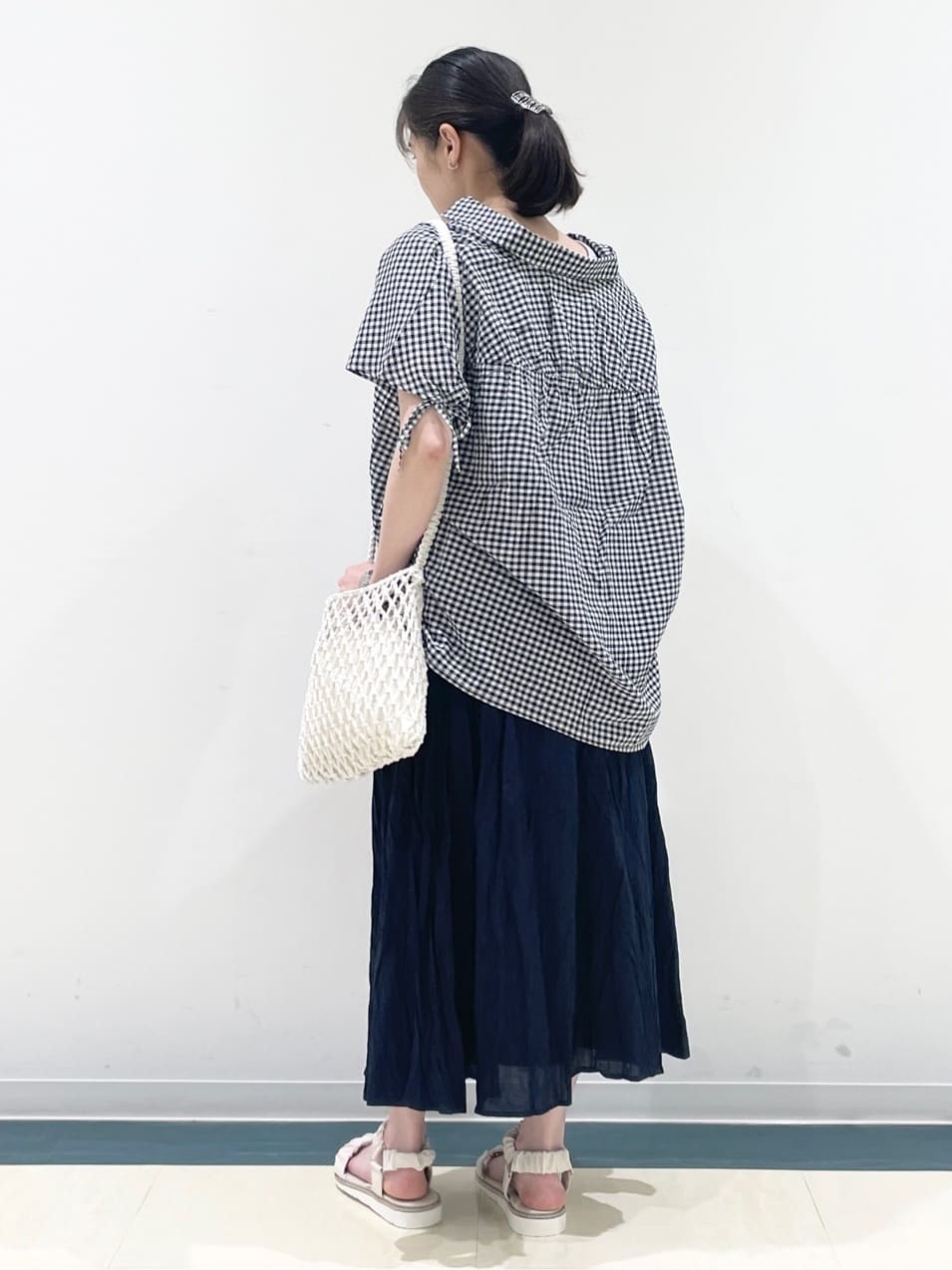あんづさんの「SHOO･LA･RUE｜◆【S-LL/ひんやり】後ろ姿も抜かりなく インせず着られる バックギャザーシャツ」を使ったコーディネート