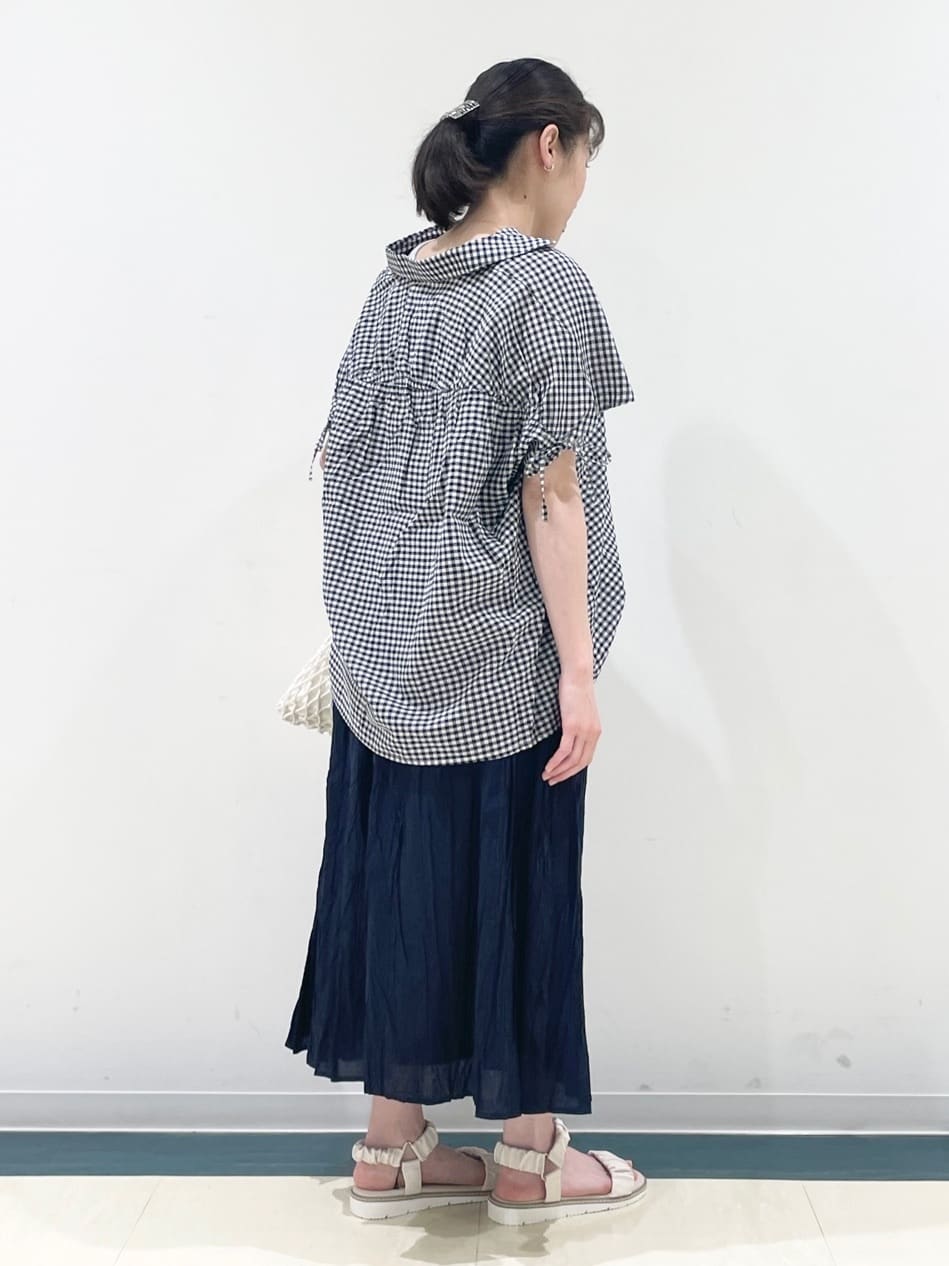 あんづさんの「SHOO･LA･RUE｜◆【S-LL/ひんやり】後ろ姿も抜かりなく インせず着られる バックギャザーシャツ」を使ったコーディネート