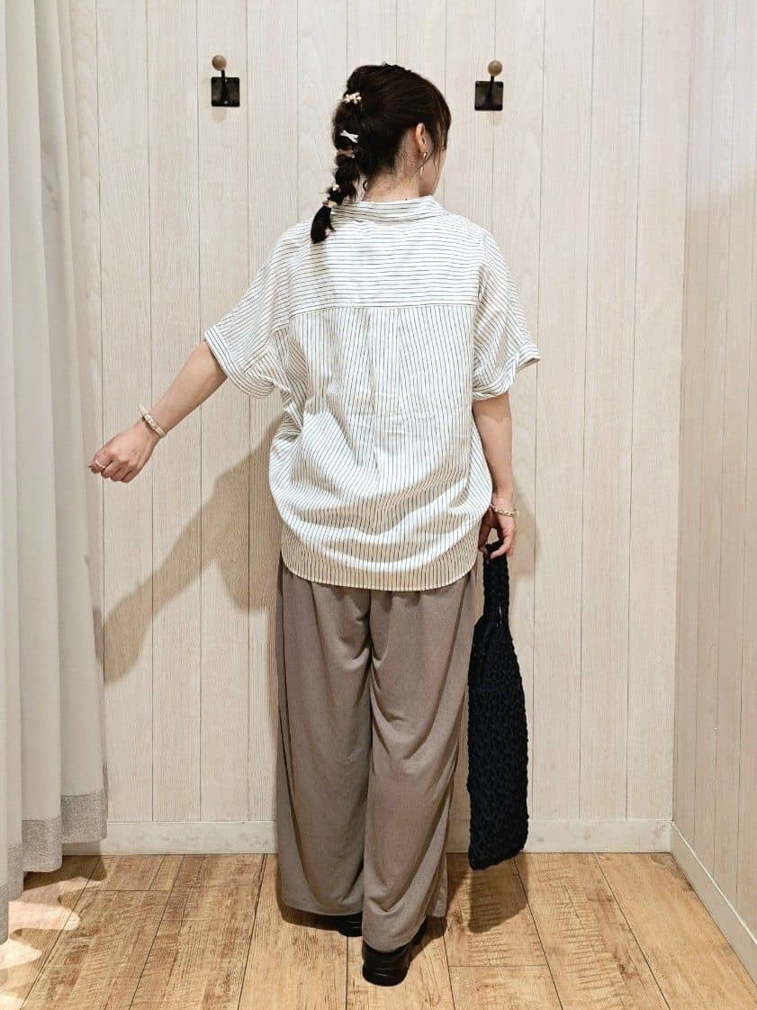 SAKIさんの「SHOO･LA･RUE｜【S-LL/UV/接触冷感/抗菌防臭】体型を自然にカバー フレンチリネンブレンド襟付ドルマンシャツ」を使ったコーディネート