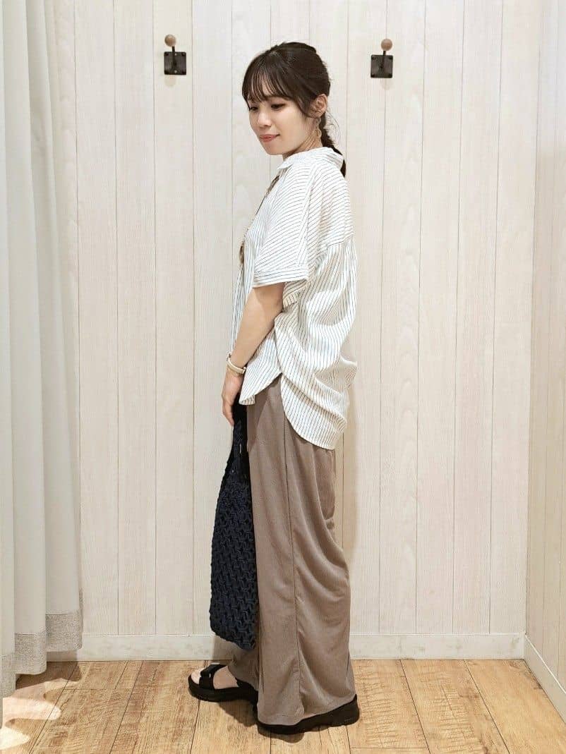 SAKIさんの「SHOO･LA･RUE｜【S-LL/UV/接触冷感/抗菌防臭】体型を自然にカバー フレンチリネンブレンド襟付ドルマンシャツ」を使ったコーディネート
