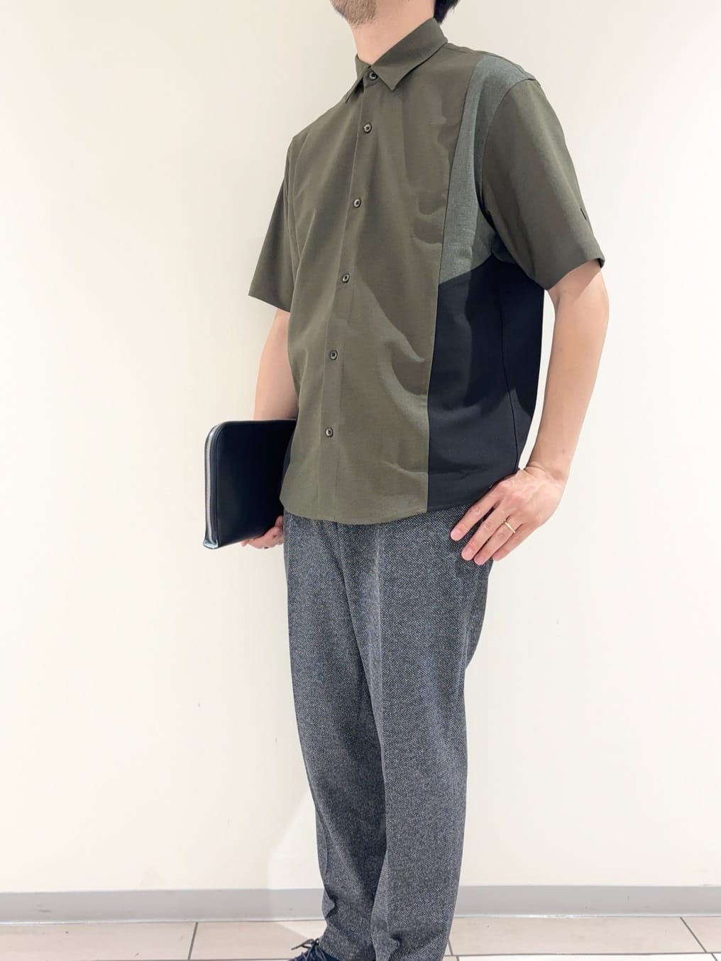 及川さんの「TAKEO KIKUCHI｜【ベーシック】レザー クラッチバッグ」を使ったコーディネート