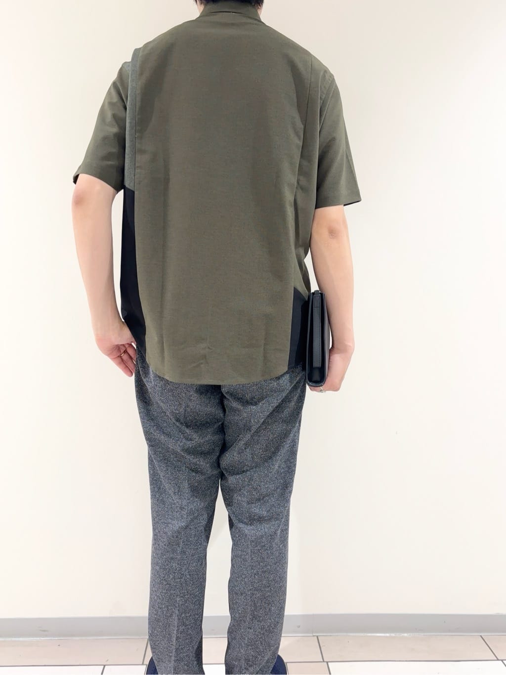 及川さんの「TAKEO KIKUCHI｜【ベーシック】レザー クラッチバッグ」を使ったコーディネート
