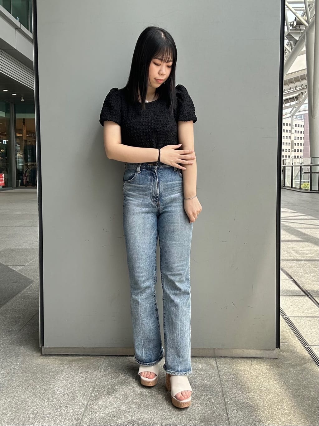 あずみさんの「ESPERANZA｜ミニバックルコルクヒールミュール」を使ったコーディネート