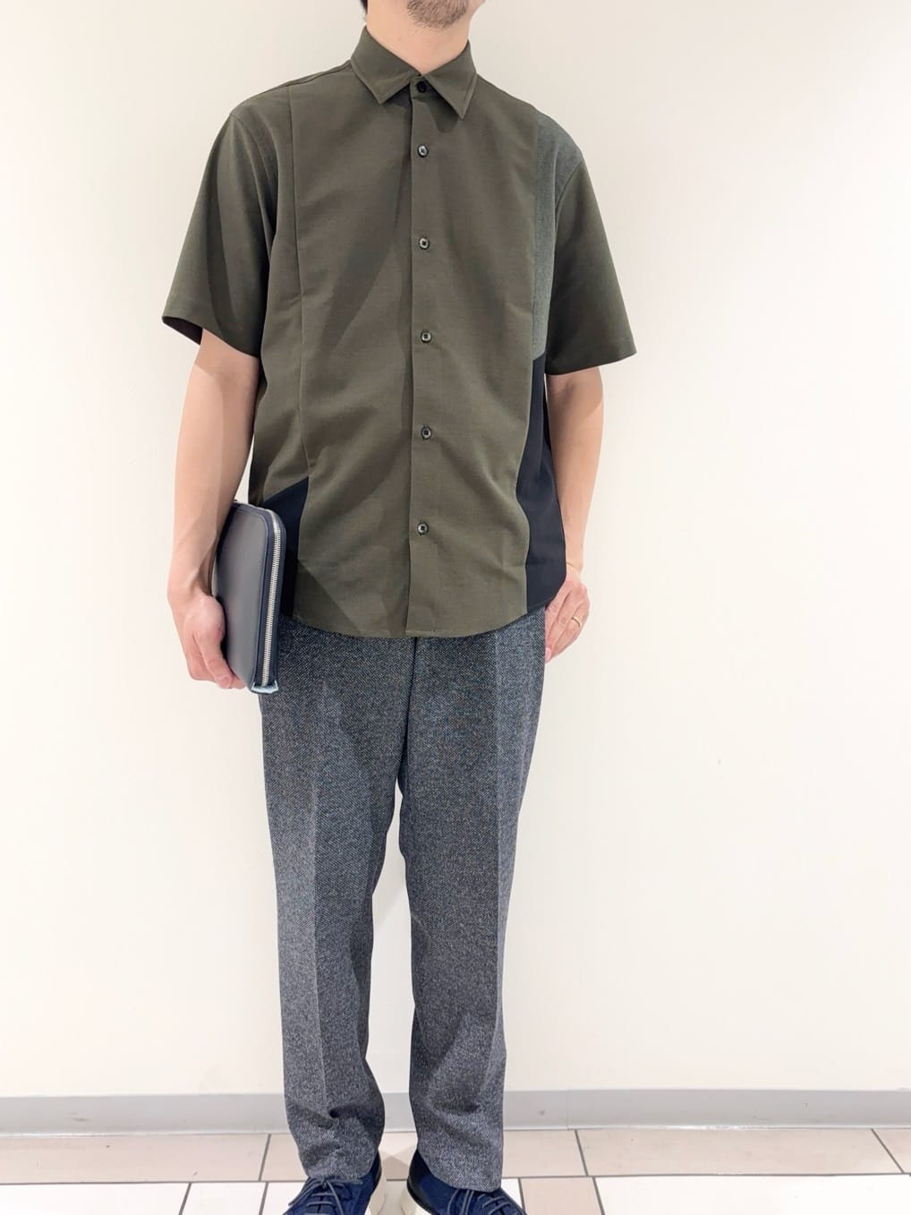 及川さんの「TAKEO KIKUCHI｜【ベーシック】レザー クラッチバッグ」を使ったコーディネート
