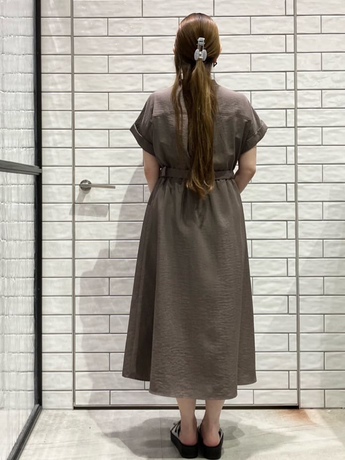 KAOさんの「OPAQUE.CLIP｜《7色展開／XS-LLサイズ》ダブルポケットスキッパーシャツワンピース【吸水速乾／防シワ／イージーア」を使ったコーディネート