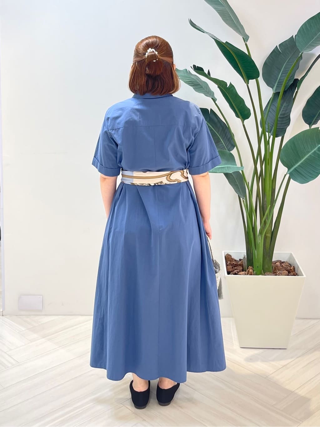Tomoさんの「UNTITLED｜【手洗い／88cm正方形】バイカラーハーネススカーフ」を使ったコーディネート
