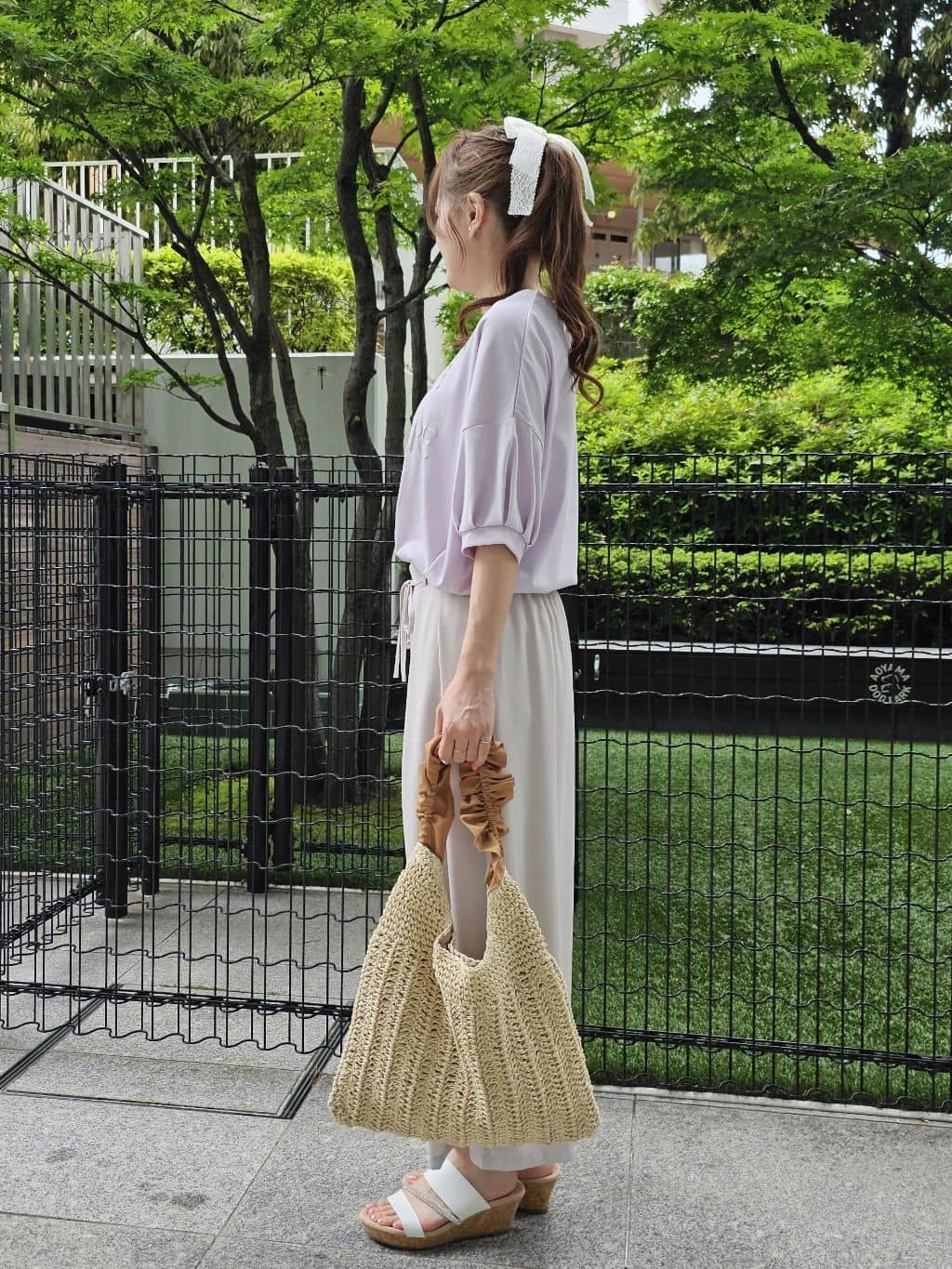 ゆゆさんの「SHOO･LA･RUE｜【S-LL/ひんやり/UV】ぷっくりラメプリントロゴTシャツ」を使ったコーディネート