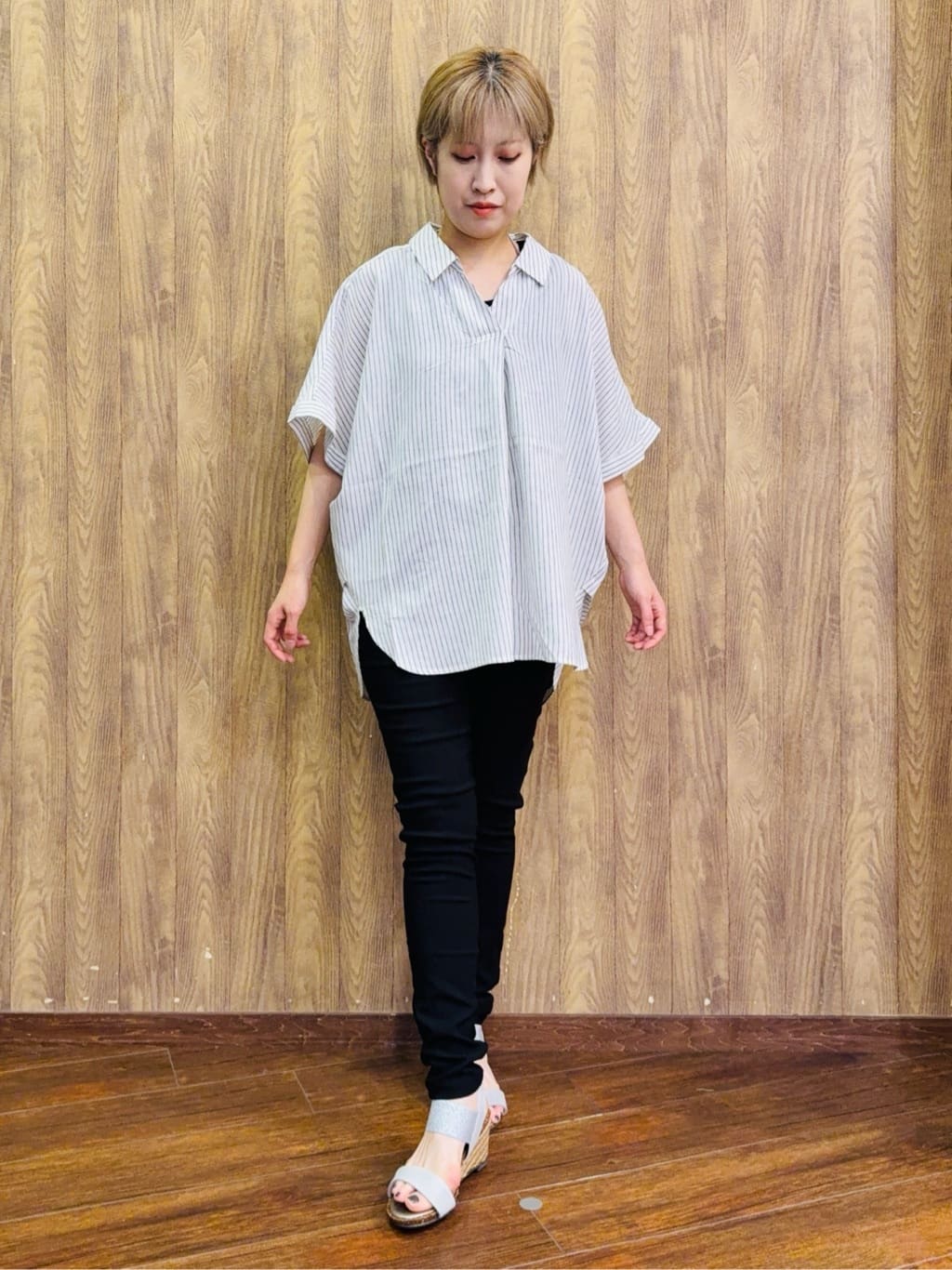 ちばみさんの「SHOO･LA･RUE｜【S-LL/UV/接触冷感/抗菌防臭】体型を自然にカバー フレンチリネンブレンド襟付ドルマンシャツ」を使ったコーディネート