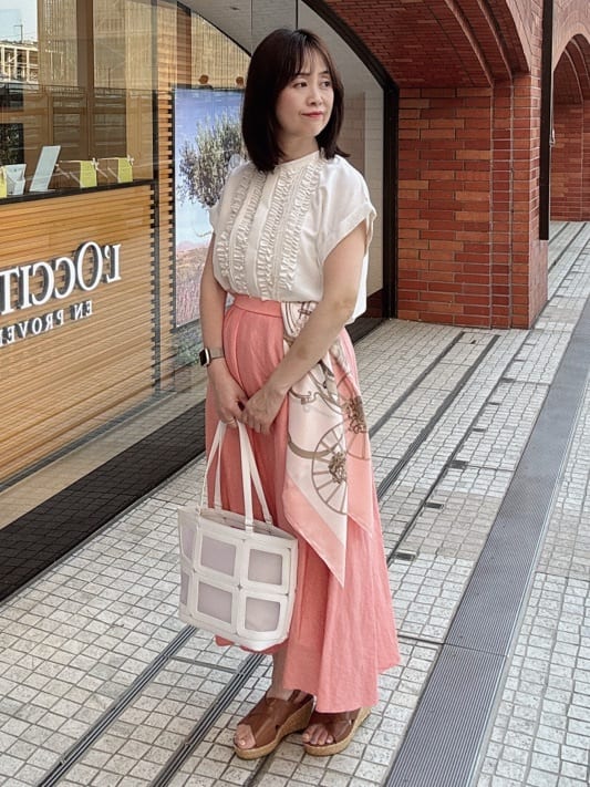 makiさんの「UNTITLED｜【手洗い／88cm正方形】バイカラーハーネススカーフ」を使ったコーディネート