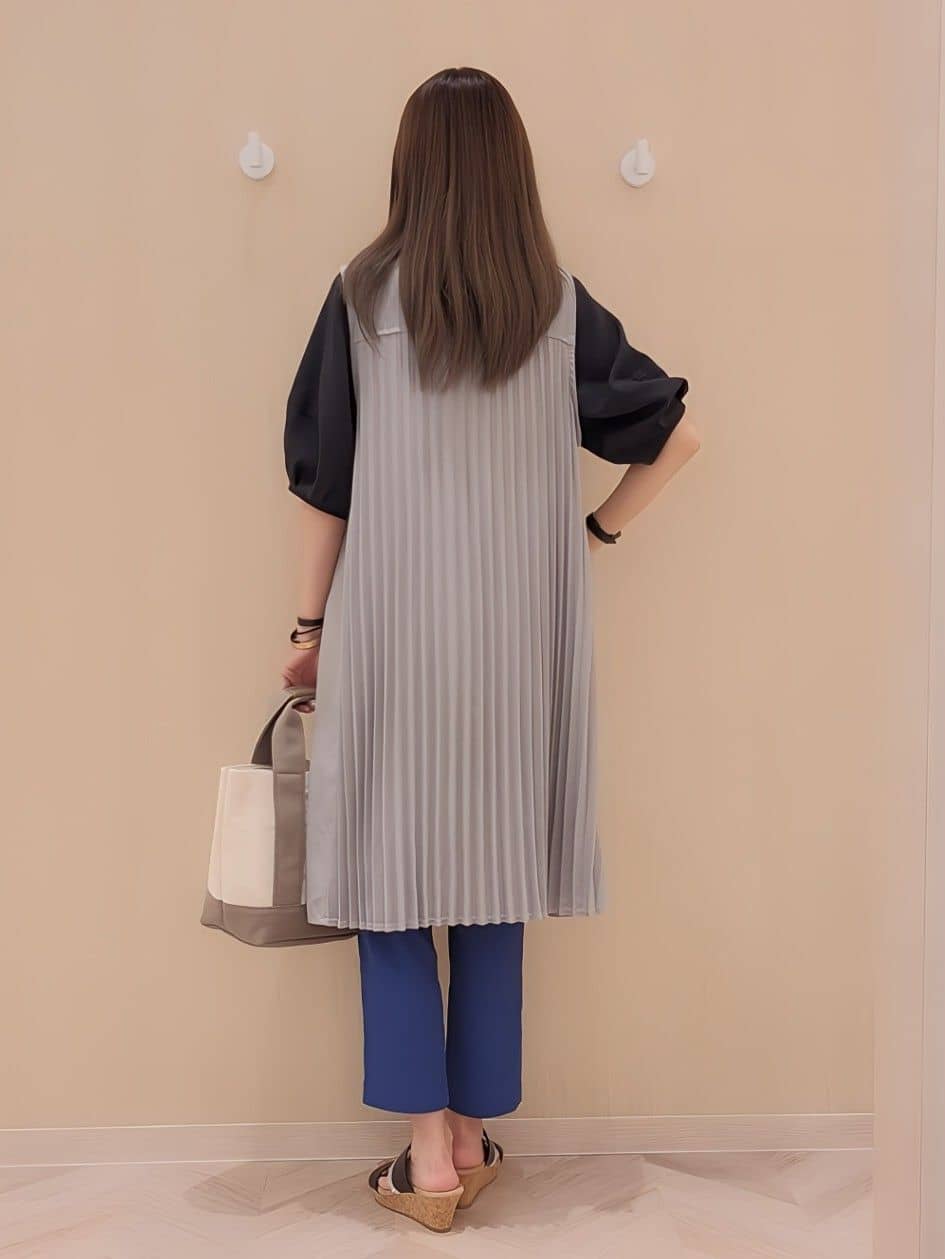 asadaさんの「SHOO･LA･RUE｜◆【S-LL/体型カバー】後ろ姿もきれい見え バックプリーツジレ」を使ったコーディネート