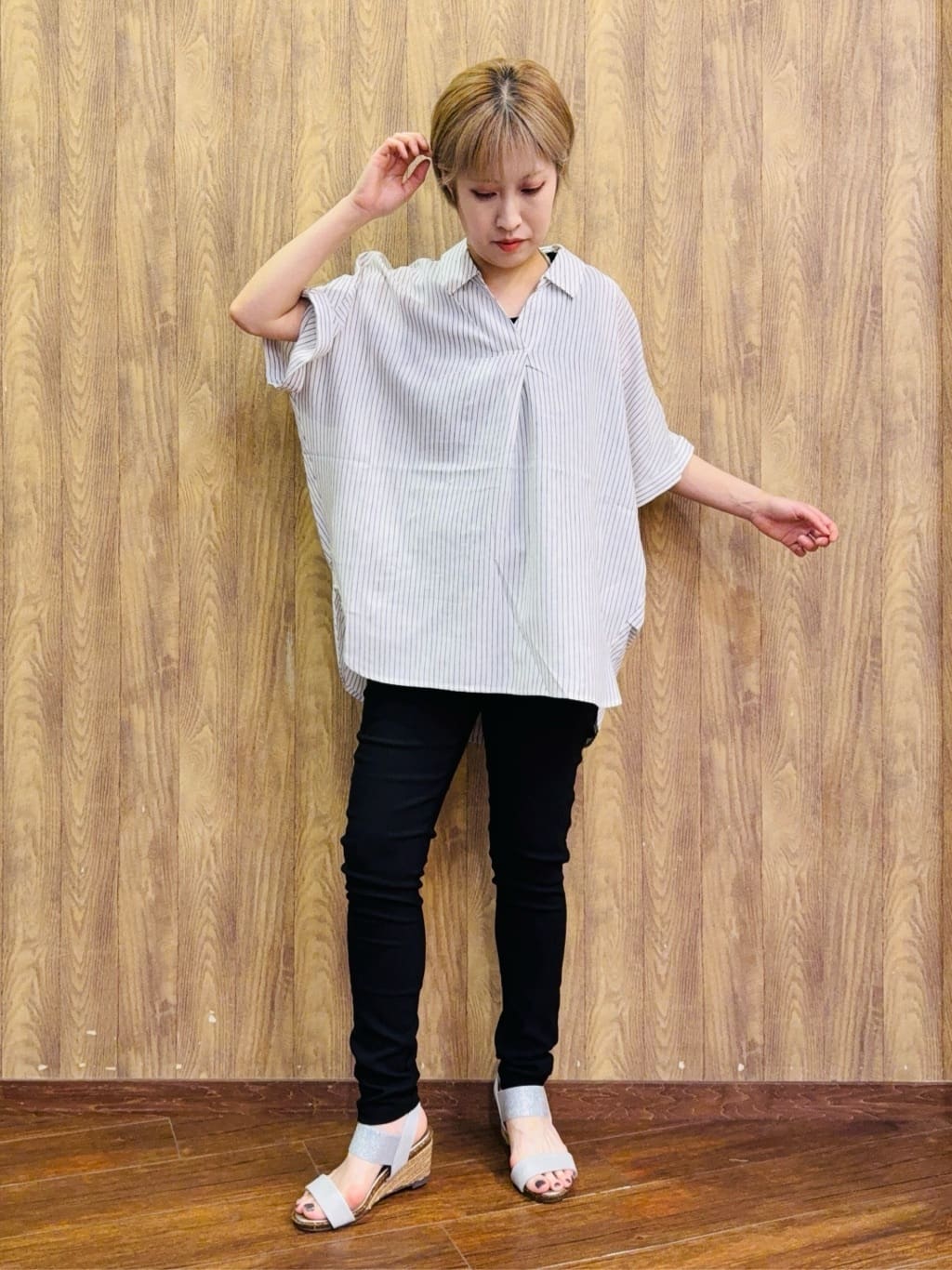 ちばみさんの「SHOO･LA･RUE｜【S-LL/UV/接触冷感/抗菌防臭】体型を自然にカバー フレンチリネンブレンド襟付ドルマンシャツ」を使ったコーディネート