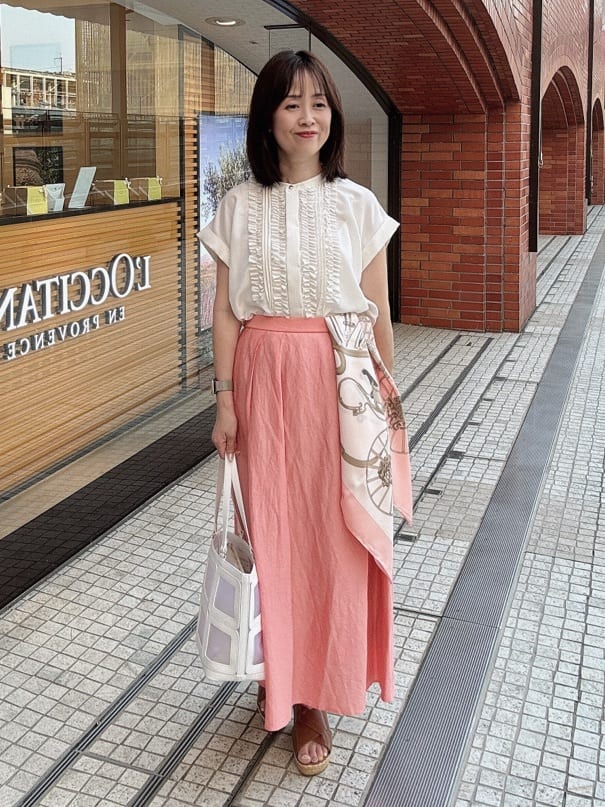 makiさんの「UNTITLED｜【手洗い／88cm正方形】バイカラーハーネススカーフ」を使ったコーディネート