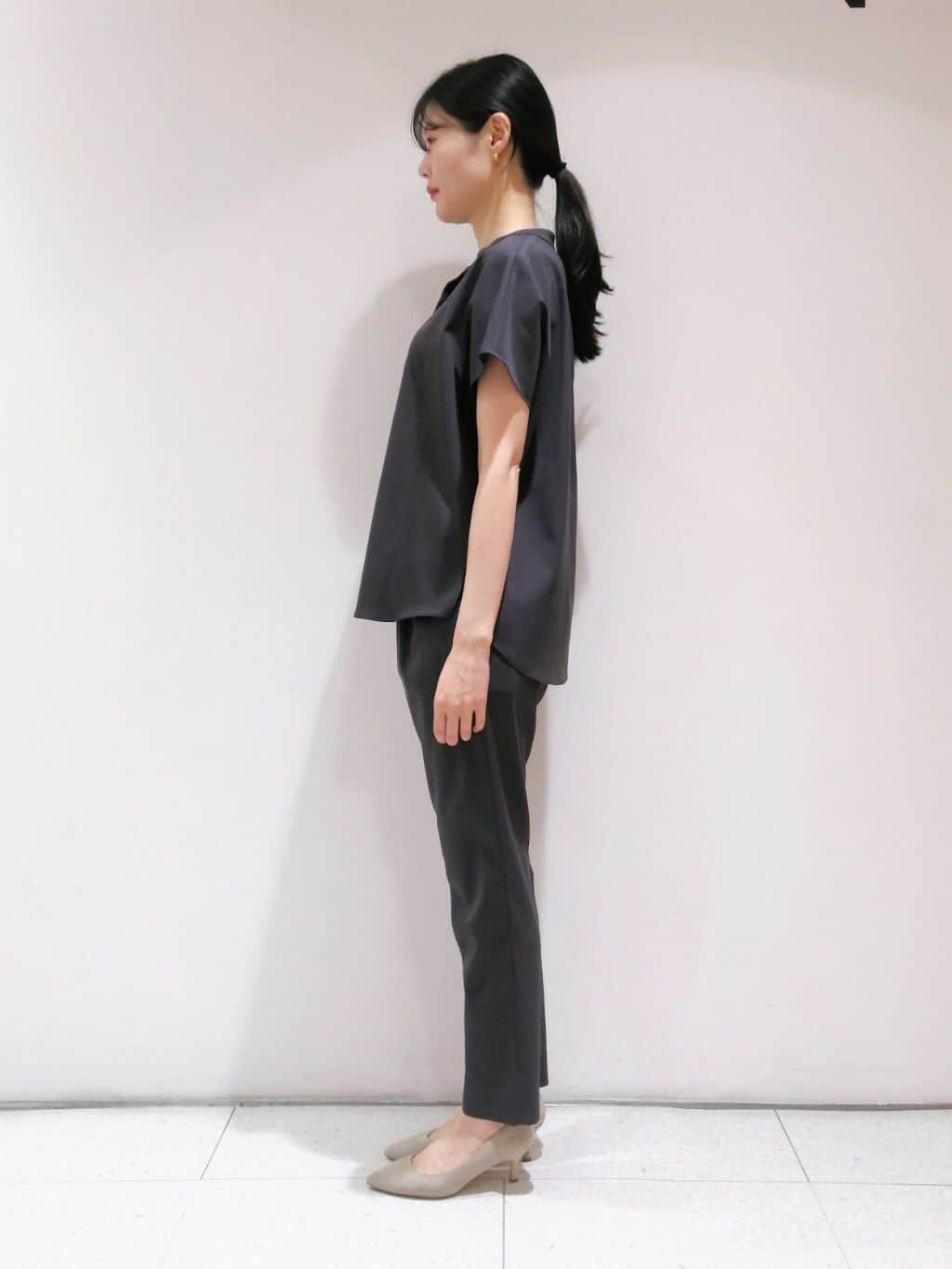 ayanoさんの「INDIVI｜【パンツ人気1位／褒められパンツ／洗える】ウエストゴムタックテーパードパンツ」を使ったコーディネート