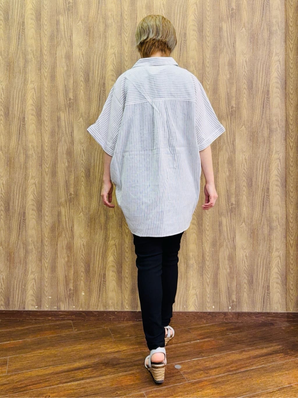 ちばみさんの「SHOO･LA･RUE｜【S-LL/UV/接触冷感/抗菌防臭】体型を自然にカバー フレンチリネンブレンド襟付ドルマンシャツ」を使ったコーディネート