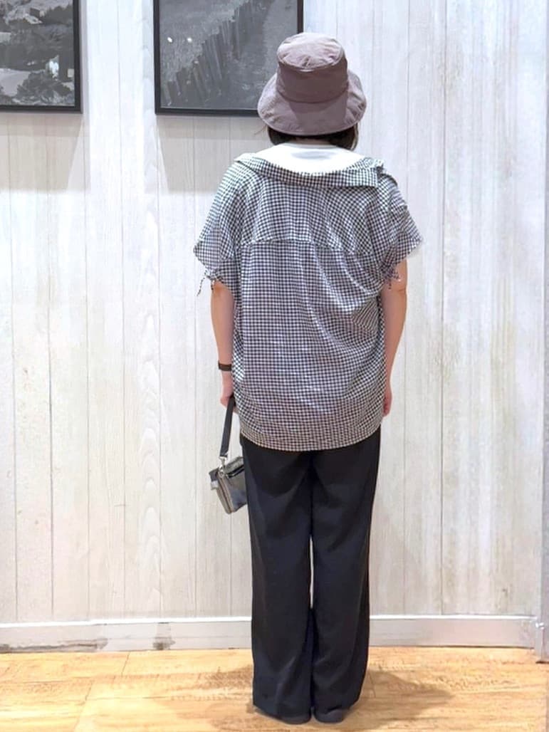 Tomoさんの「SHOO･LA･RUE｜◆【S-LL/ひんやり】後ろ姿も抜かりなく インせず着られる バックギャザーシャツ」を使ったコーディネート