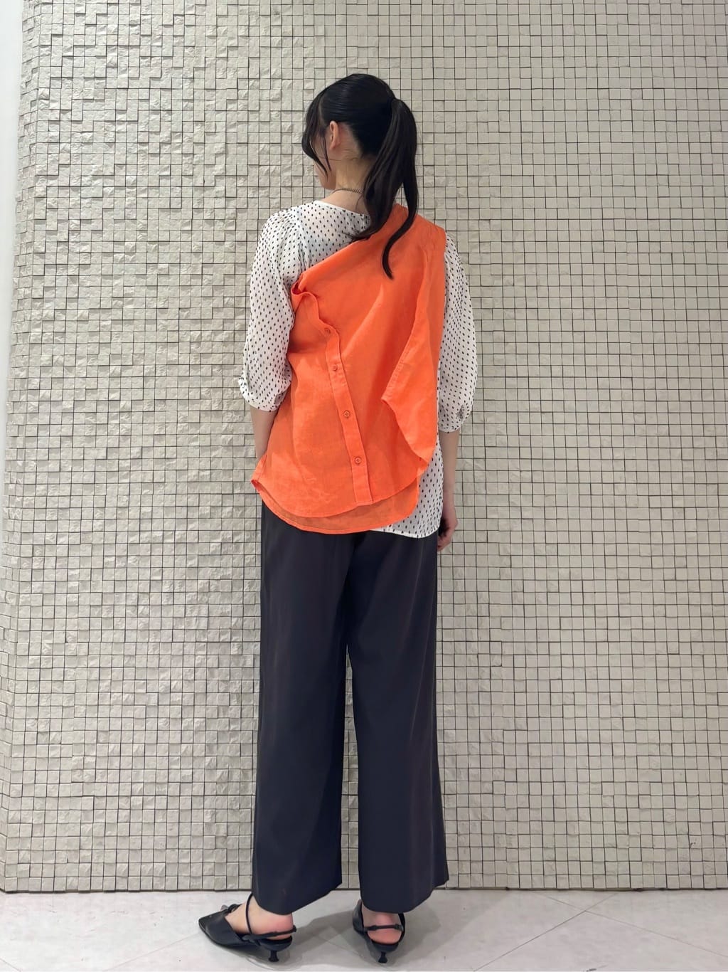 ibukiさんの「INDIVI｜◆【洗える／ドット柄／凹凸素材】袖コンシャスドルマンブラウス」を使ったコーディネート