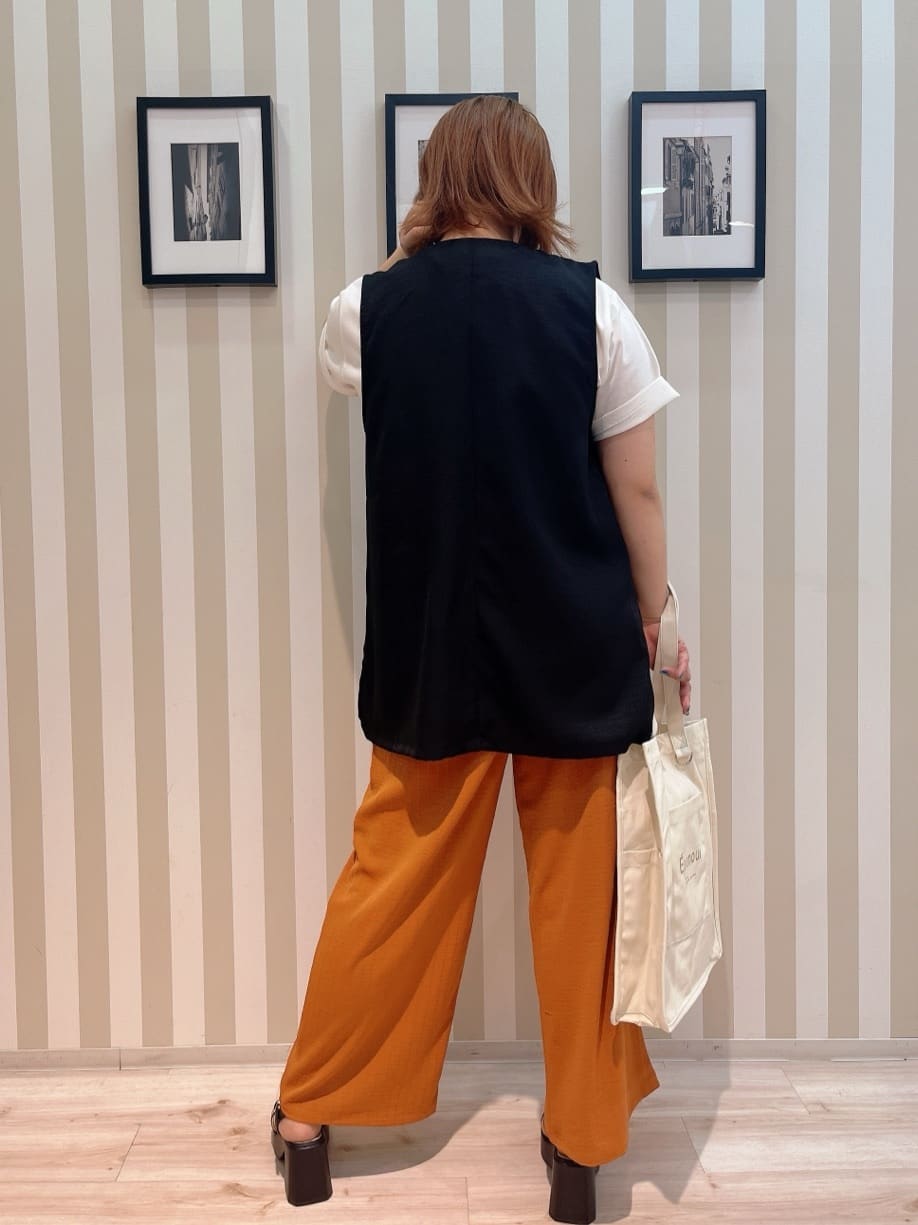 みさぼうさんの「SHOO･LA･RUE｜◆【S-LL/ひんやり/UV】汗をかいても気になりにくい グラフィックTシャツ」を使ったコーディネート