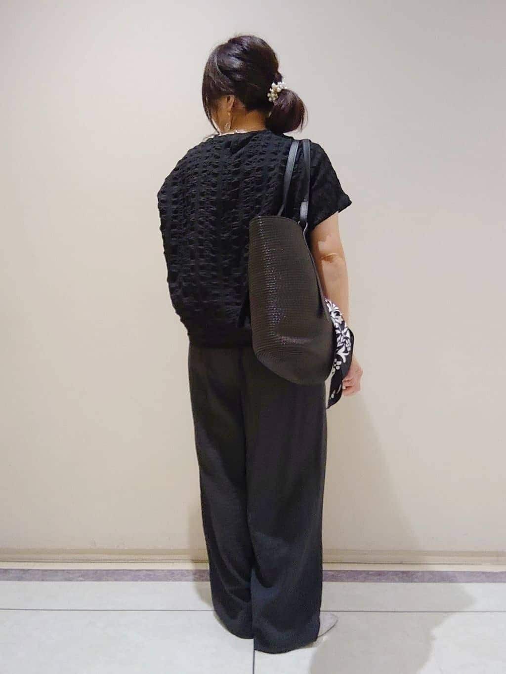 TOMOMIさんの「INDIVI｜【90cm四方】ボタニカル柄大判スカーフ」を使ったコーディネート