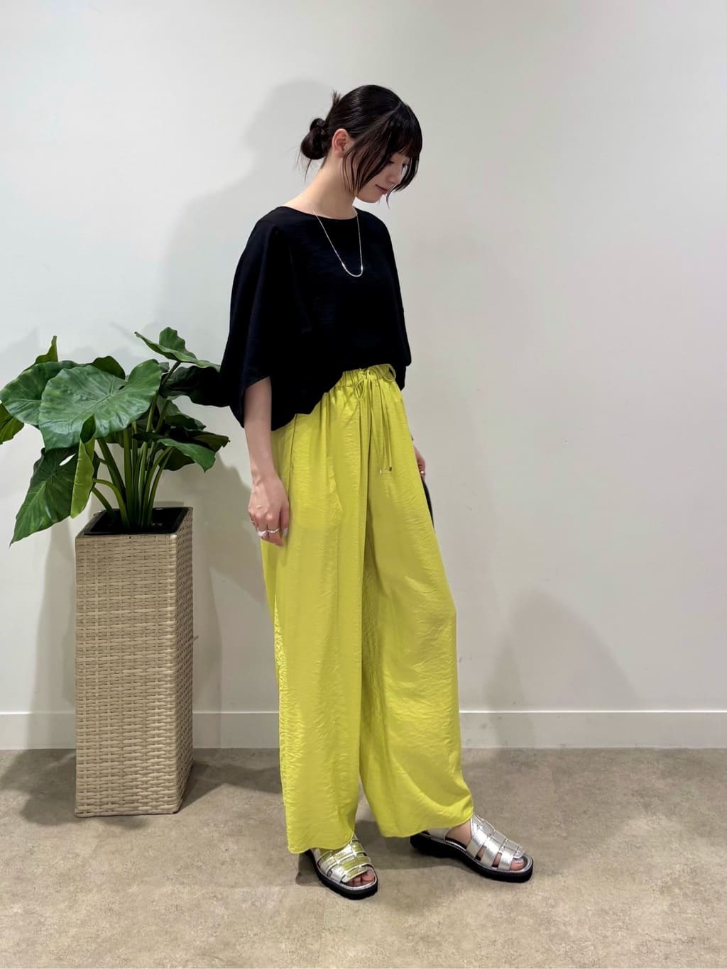 ibukiさんの「INDIVI｜【洗える／UVケア／SETUP可能】ドロストワイドパンツ」を使ったコーディネート