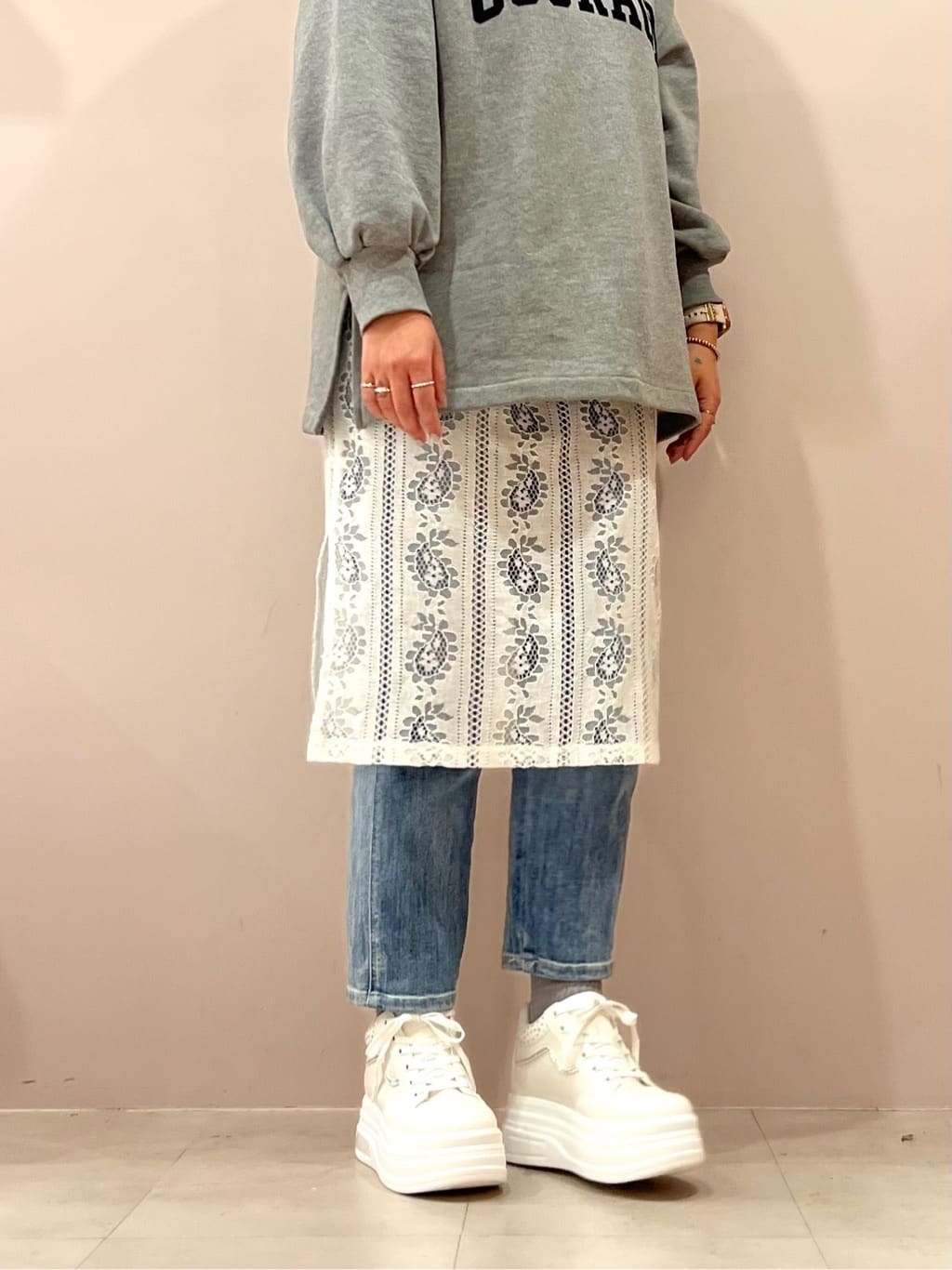 TAKAさんの「ESPERANZA｜きゅんフィットインソールラインストーンスニーカー」を使ったコーディネート