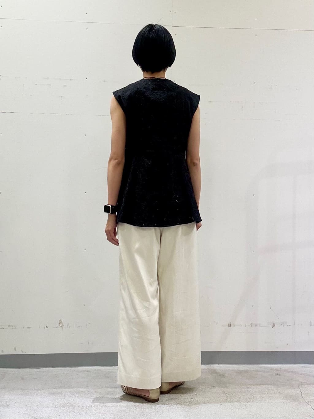 naoさんの「INDIVI｜【90cm四方】ボタニカル柄大判スカーフ」を使ったコーディネート