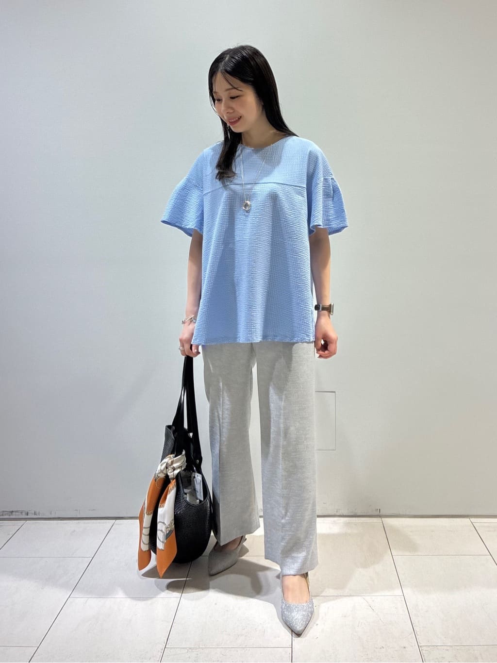 KAOさんの「INDIVI｜【60cm四方】スクエアスカーフ」を使ったコーディネート