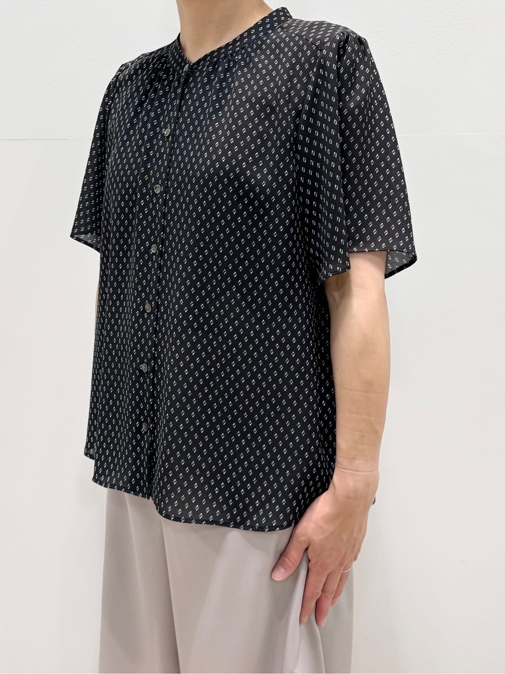 koyaさんの「Reflect｜◆【マシンウォッシュ可】五分袖コツキプリントブラウス」を使ったコーディネート