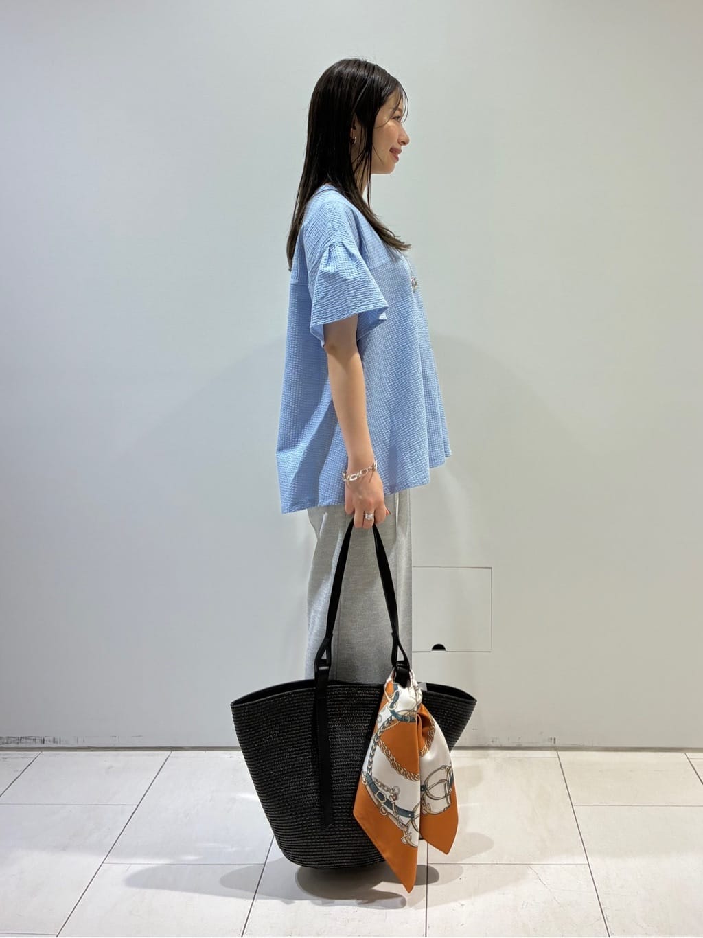 KAOさんの「INDIVI｜【60cm四方】スクエアスカーフ」を使ったコーディネート