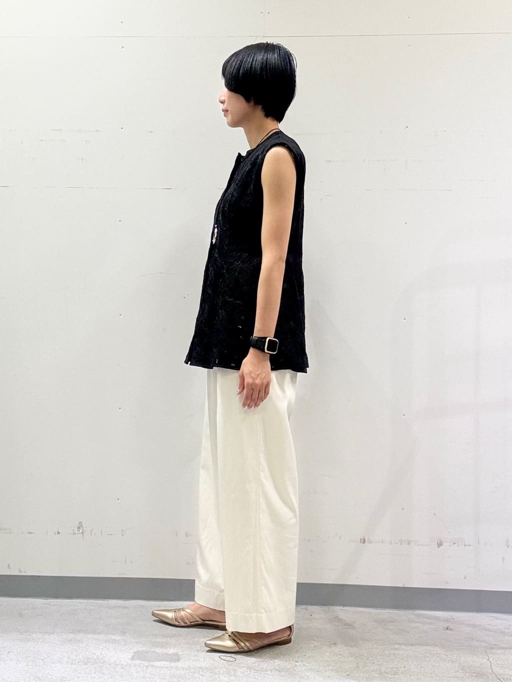 naoさんの「INDIVI｜【90cm四方】ボタニカル柄大判スカーフ」を使ったコーディネート