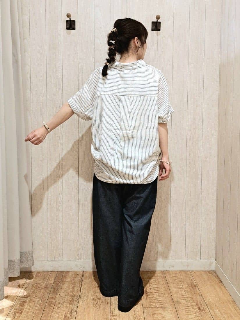 SAKIさんの「SHOO･LA･RUE｜【S-LL/UV/接触冷感/抗菌防臭】体型を自然にカバー フレンチリネンブレンド襟付ドルマンシャツ」を使ったコーディネート